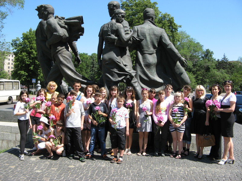 г. Харьков. Памятник студентам погибшим во время ВОВ. Мы помним подвиг героев!